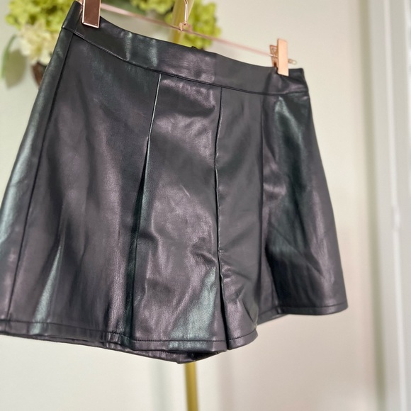 Missguided faux leather shorts - Picture 4 of 4